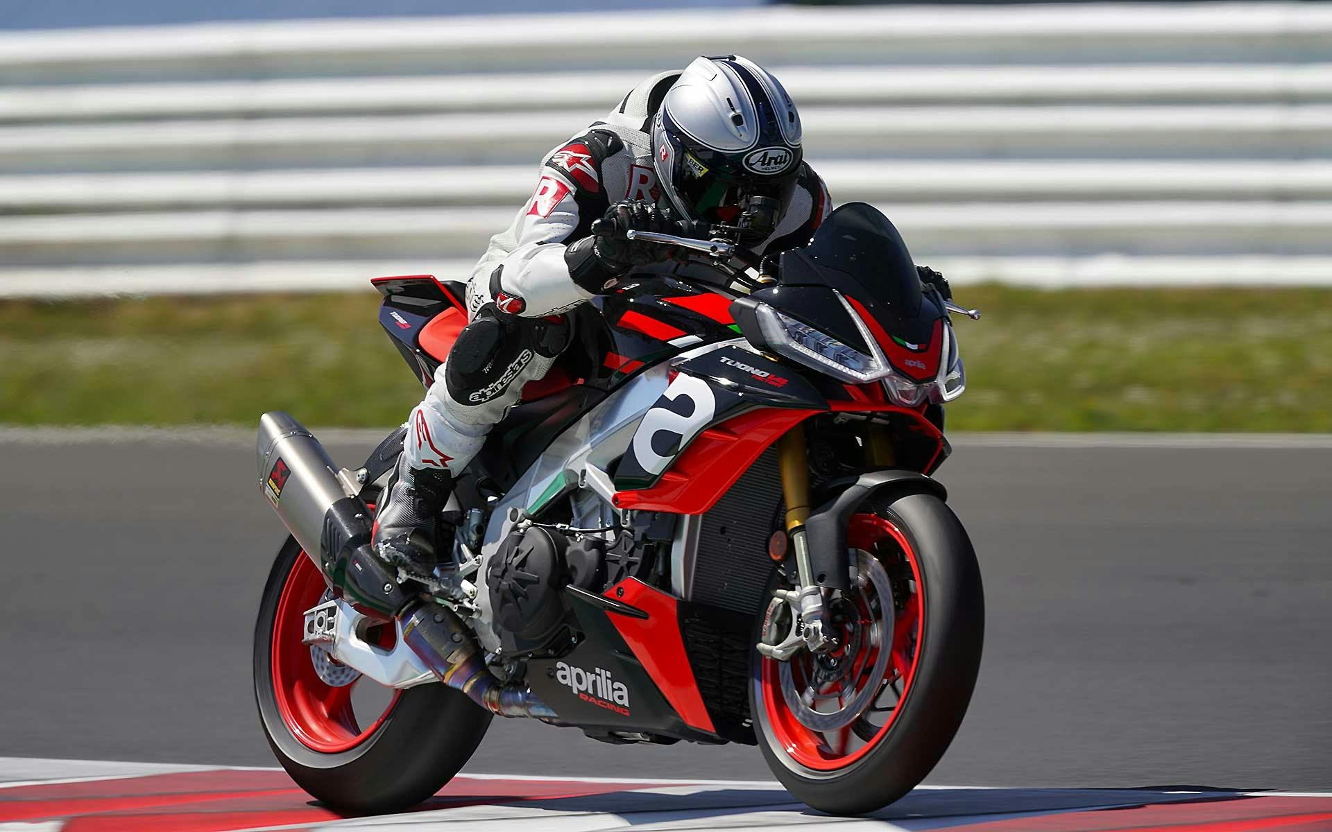 Aprilia Tuono Factory 2021 in piega a MIsano