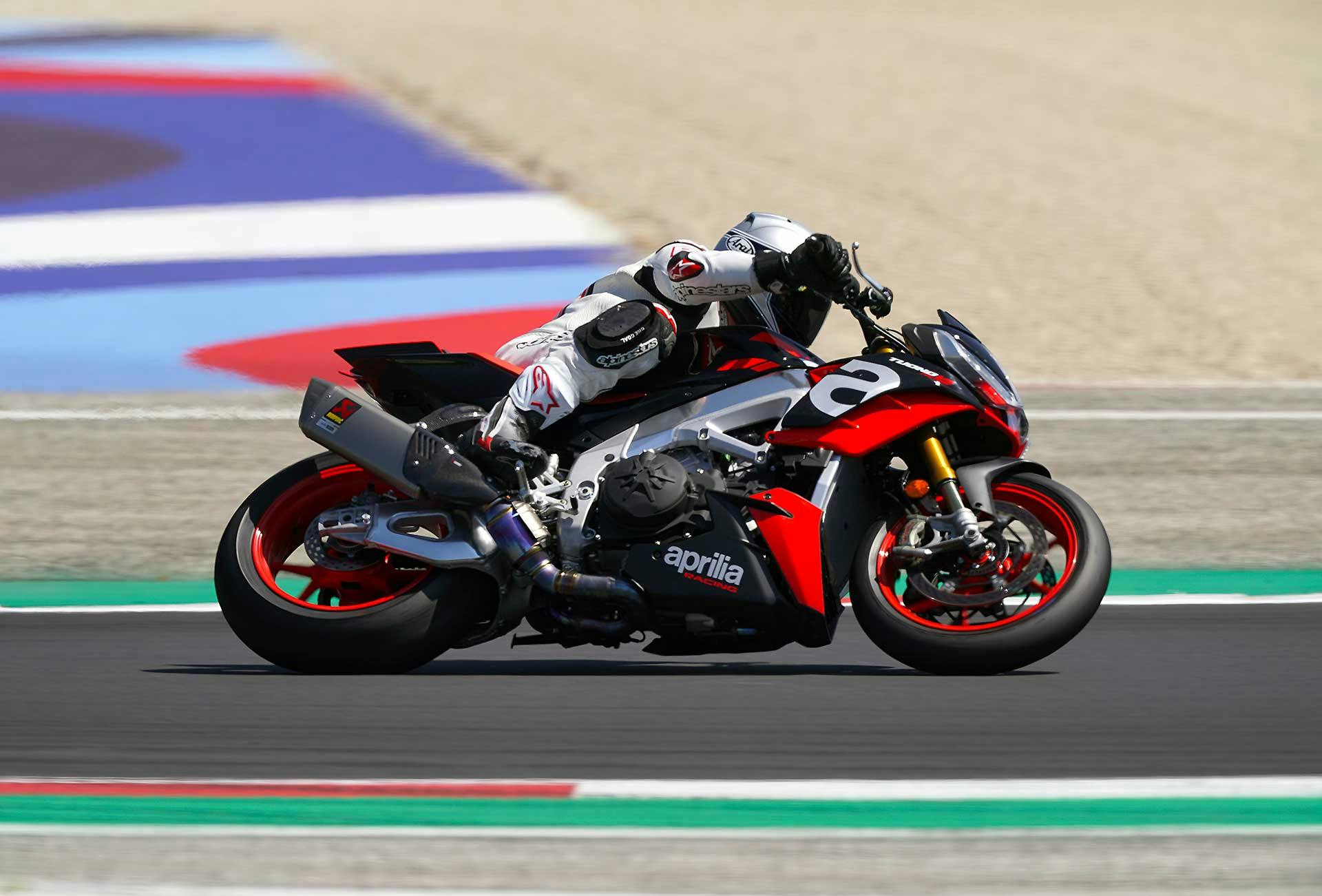 Aprilia Tuono Factory 2021 in piega a MIsano