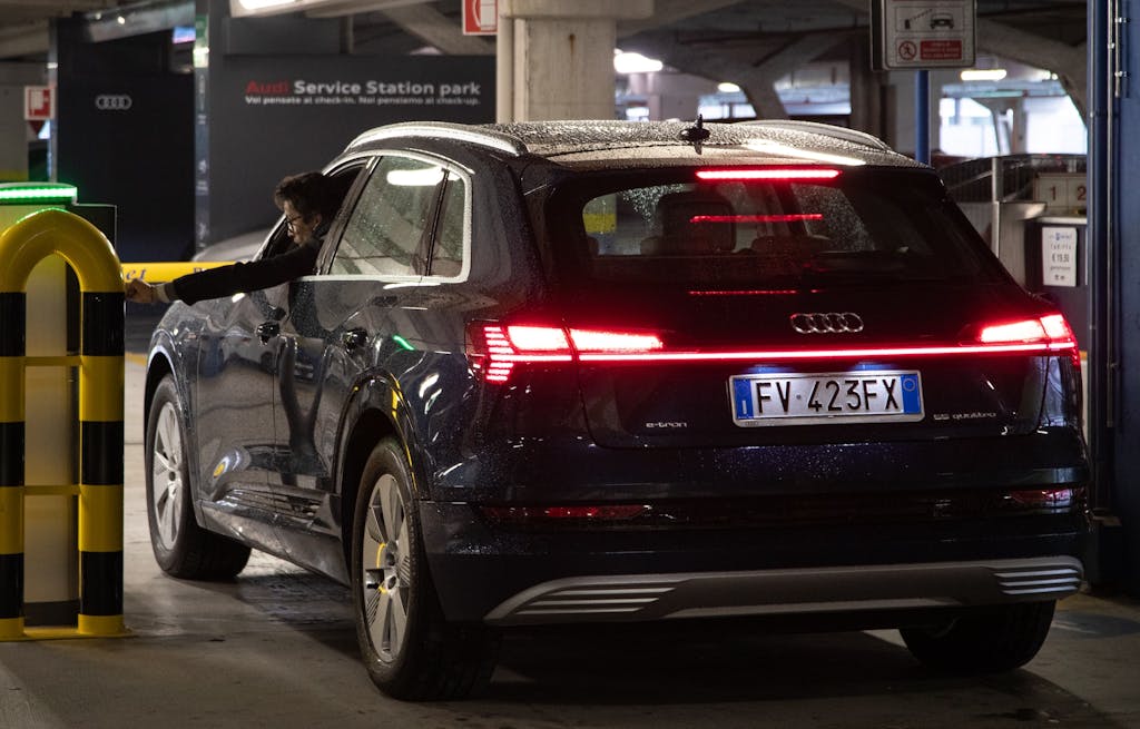 Audi e-tron parcheggio ricarica