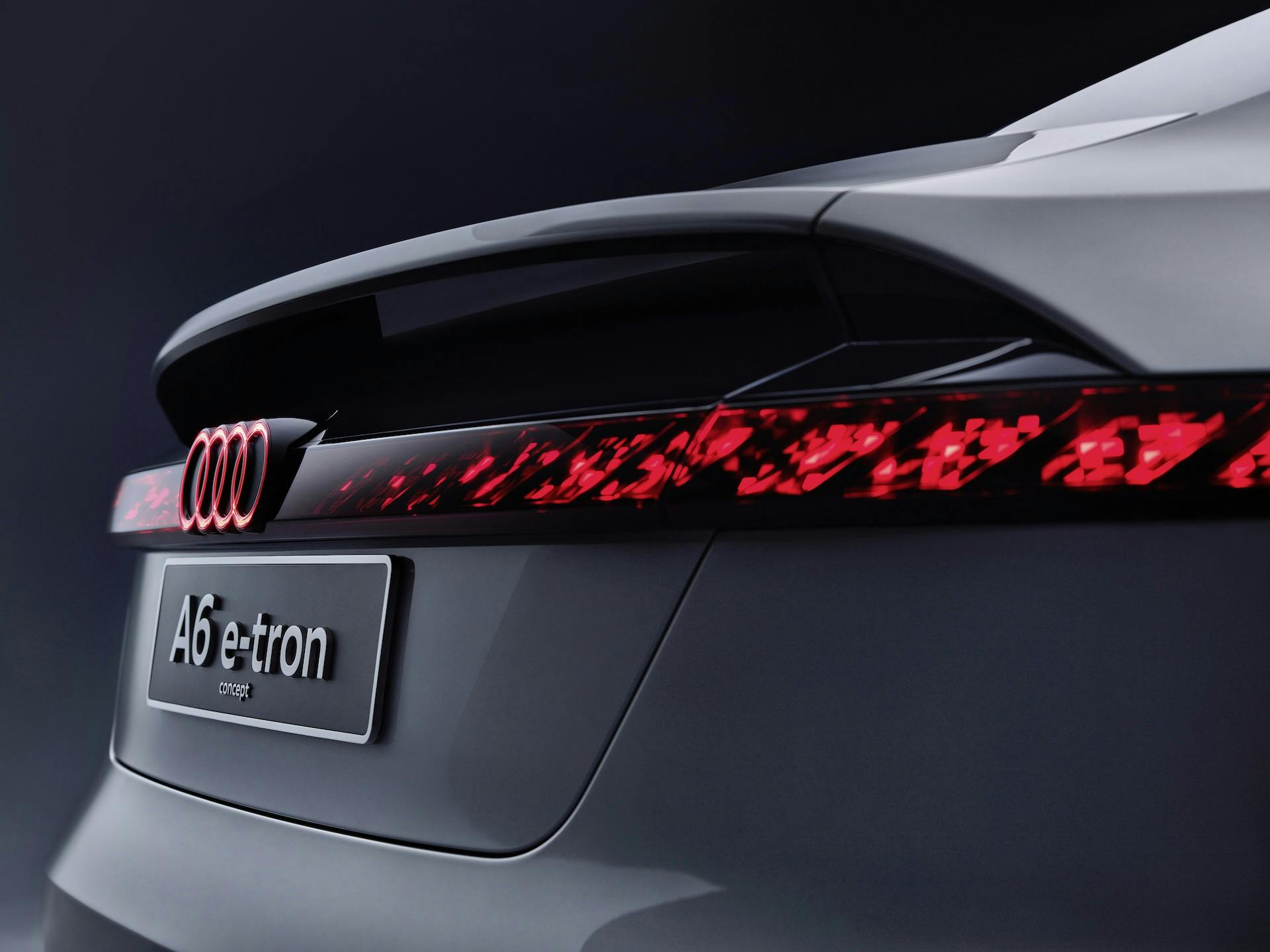 Dettaglio statico dei gruppi ottici del nuovo concept completamente elettrico Audi A6 e-tron.