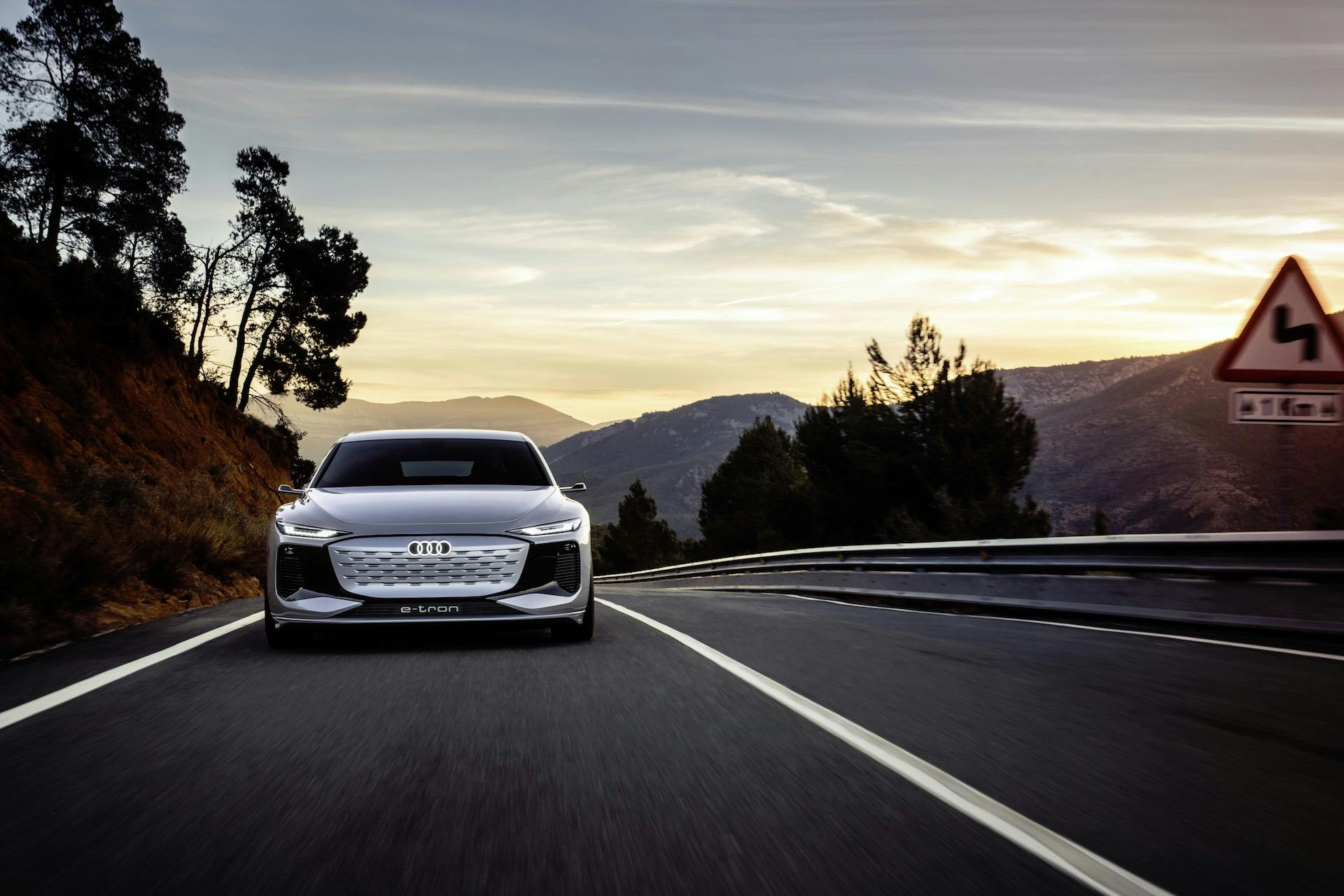 Concept Audi A6 e-tron totalmente elettrica - focus sulla calandra dove si può notare la mascherina ampia e levigata