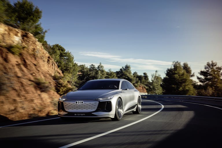 Concept dell'Audi A6 e-tron, versione totalmente elettrica della storica berlina tedesca in movimento su strada asfaltata