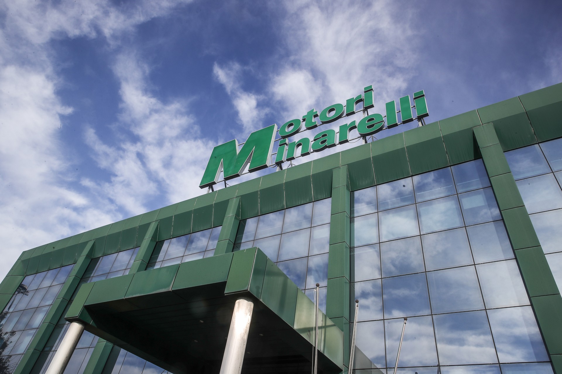 facciata dello stabilimento Minarelli con insegna