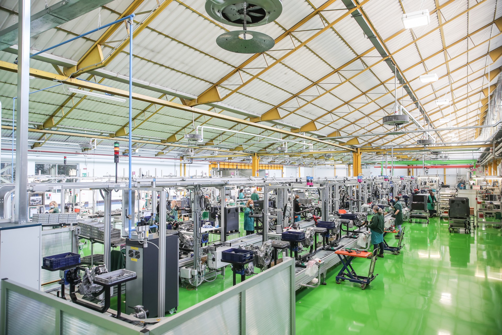 vista dall'alto della linea produttiva dell'azienda minarelli