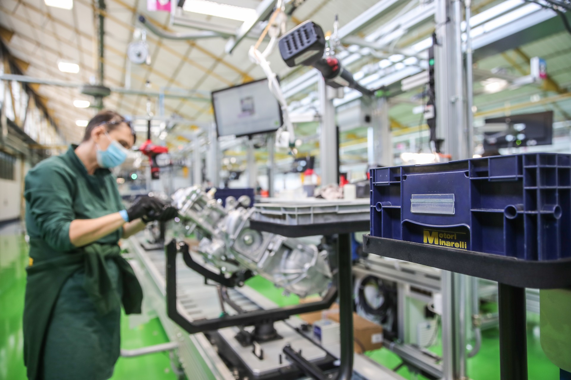 addetto al lavoro sulla linea produttiva dell'azienda minarelli