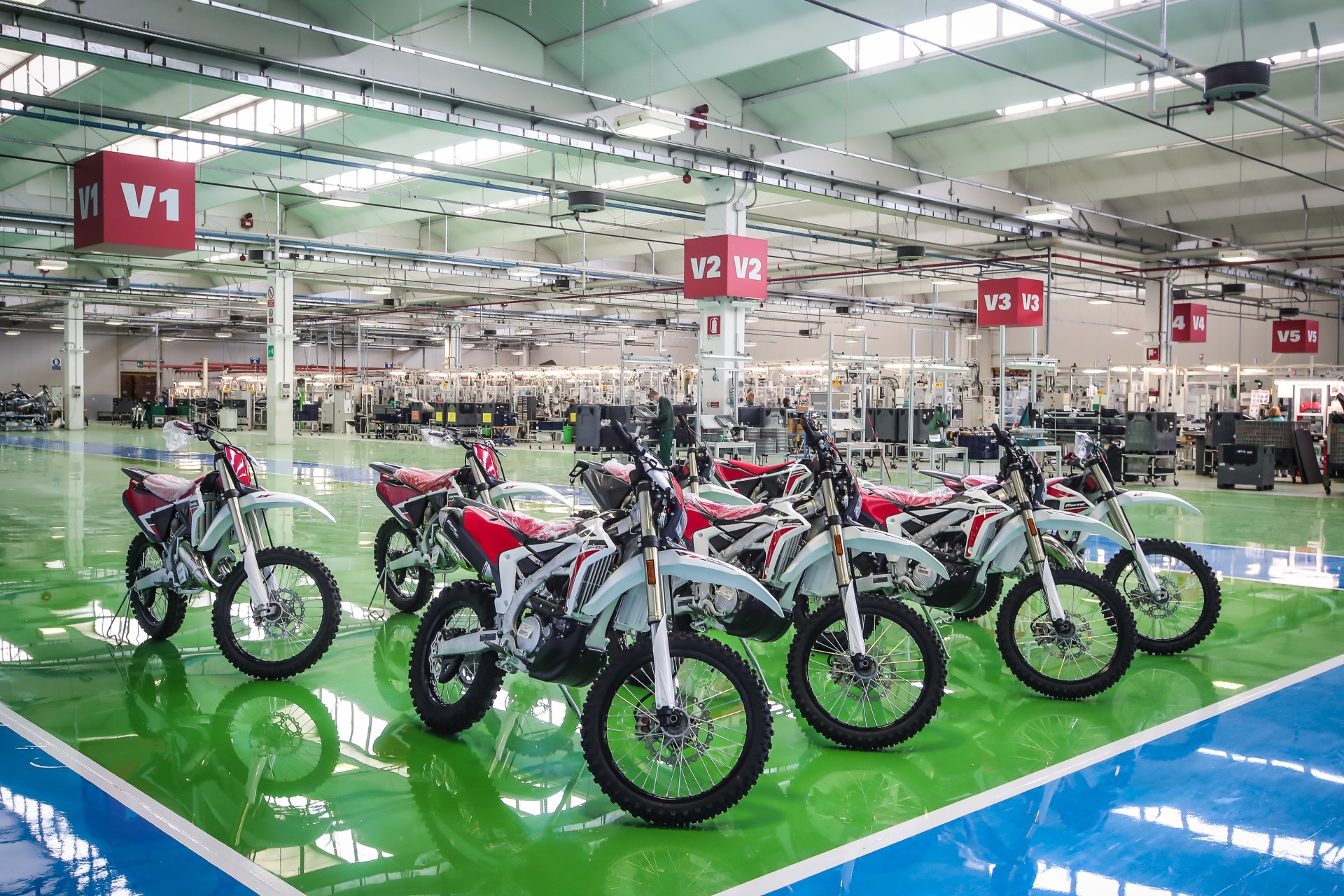 moto fantic enduro nei capannoni dell'azienda minarelli