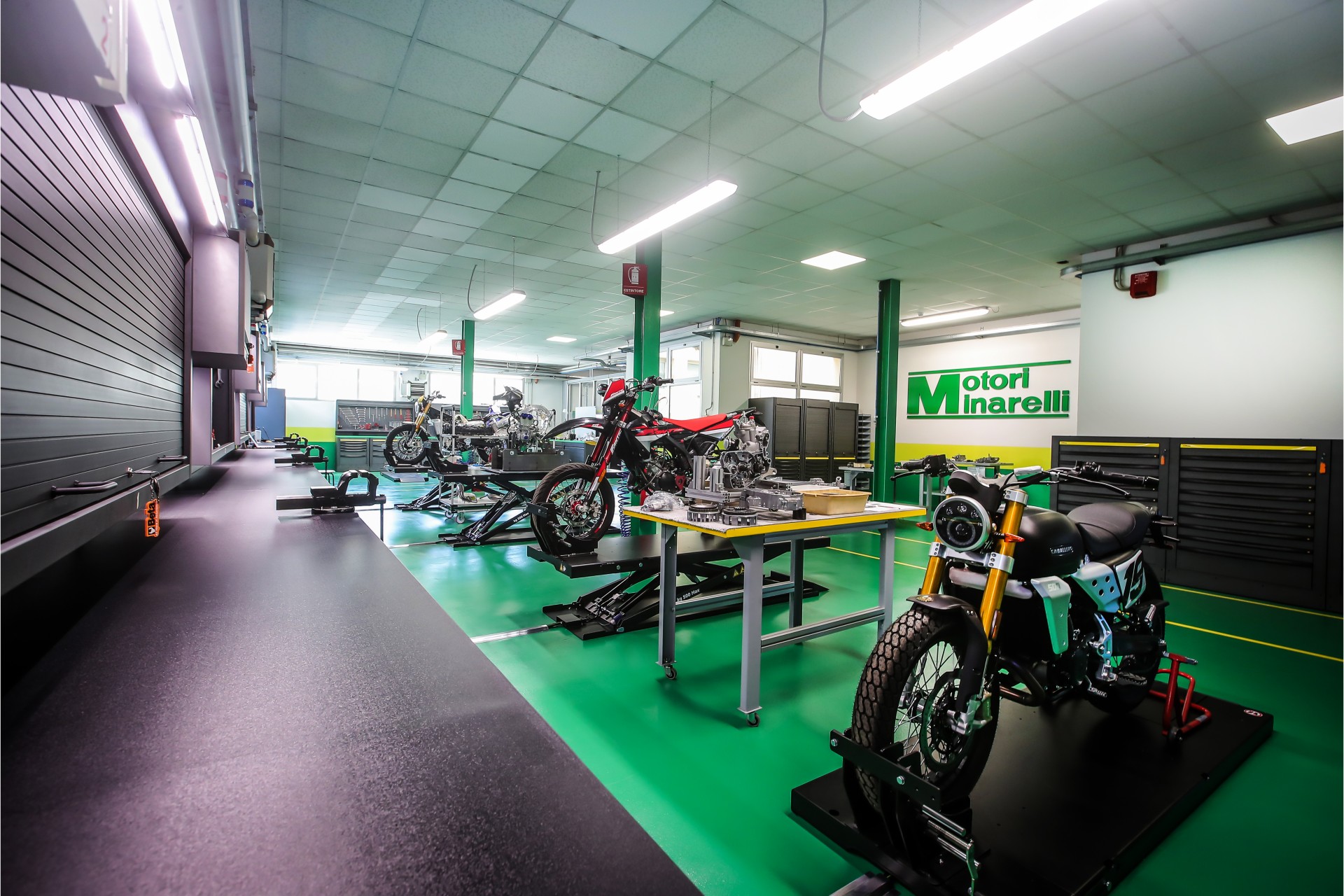 reparto officina dell'azienda minarelli con tre moto fantic