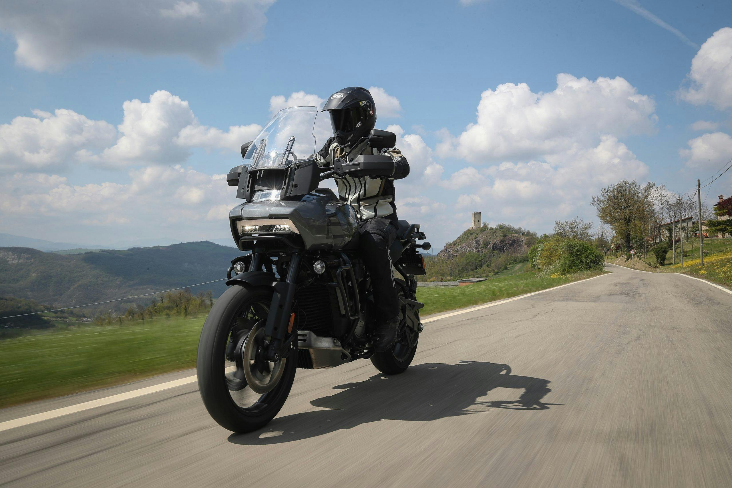 Harley Davidson Pan America in movimento su asfalto