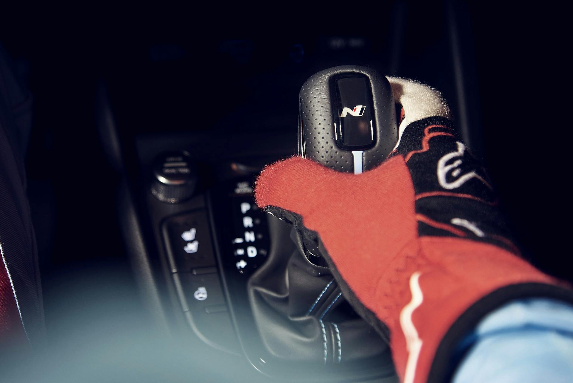 Dettaglio del pomello del cambio (manuale) della nuova Hyundai Kona N Line