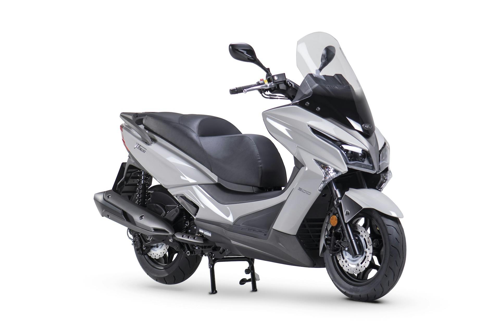 Kymco X-Town 300i ABS - scooter sul cavalletto centrale visto anteriormente di tre quarti