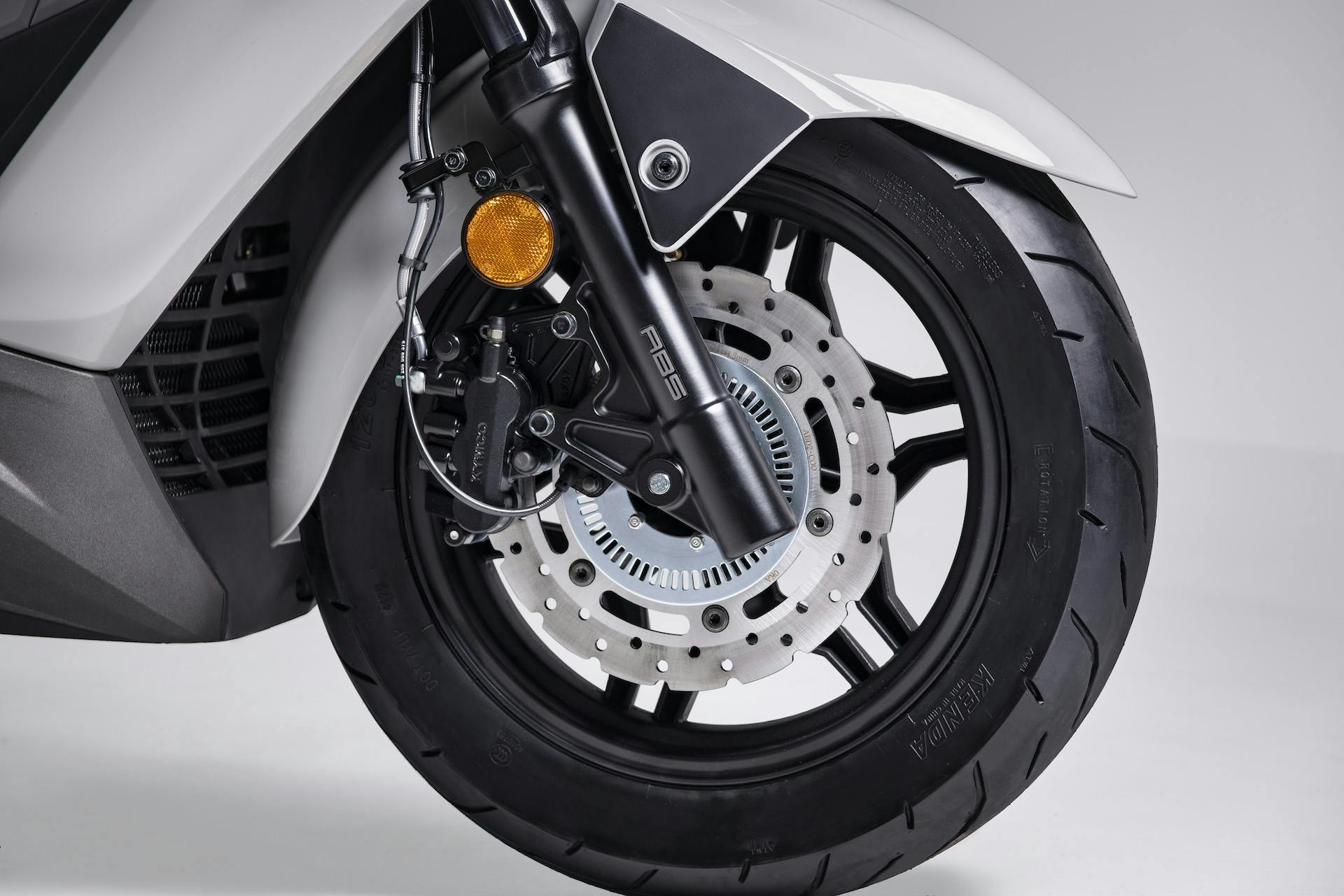 Dettaglio del disco freno anteriore del nuovo Kymco X-TOWN 300i ABS, ora Euro 5 e con la scritta ABS 