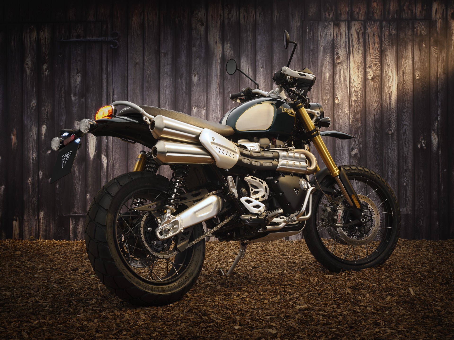 triumph scrambler 1200 steve mcqueen foto in studio tre quarti posteriore