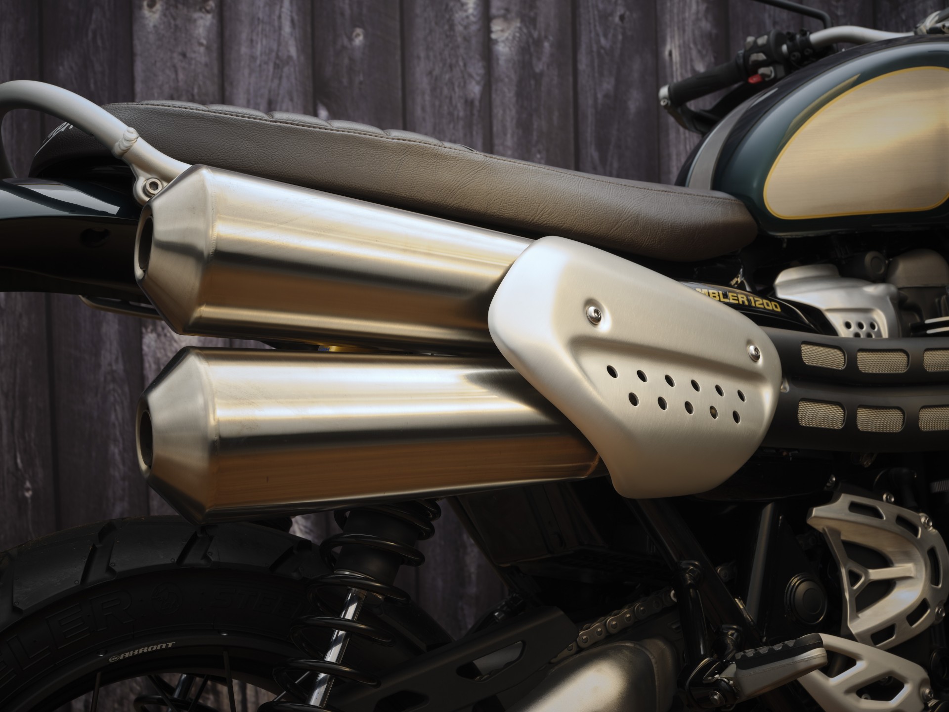 triumph scrambler 1200 steve mcqueen foto in studio particolare scarichi