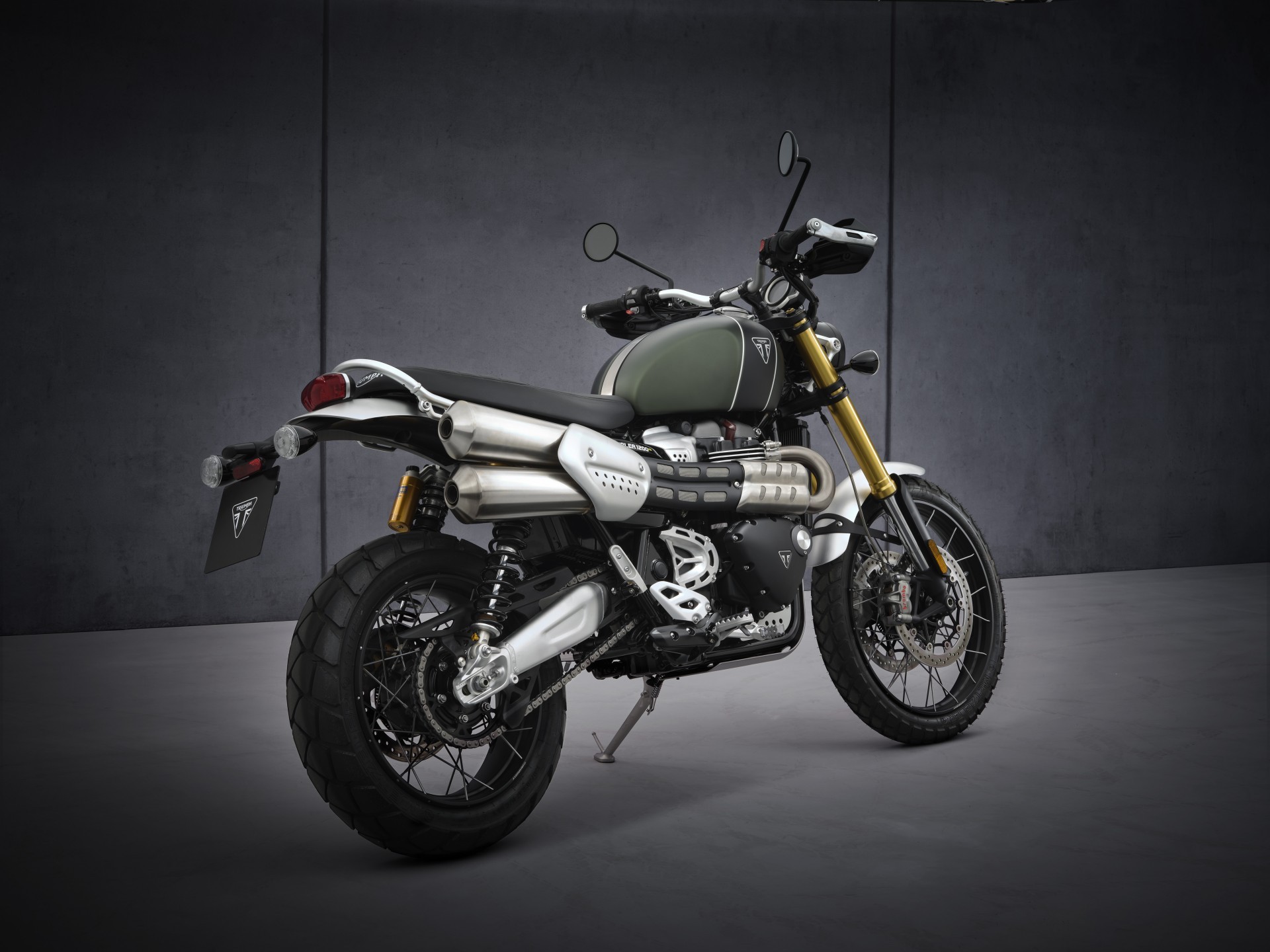 triumph scrambler 1200 verde foto in studio tre quarti posteriore