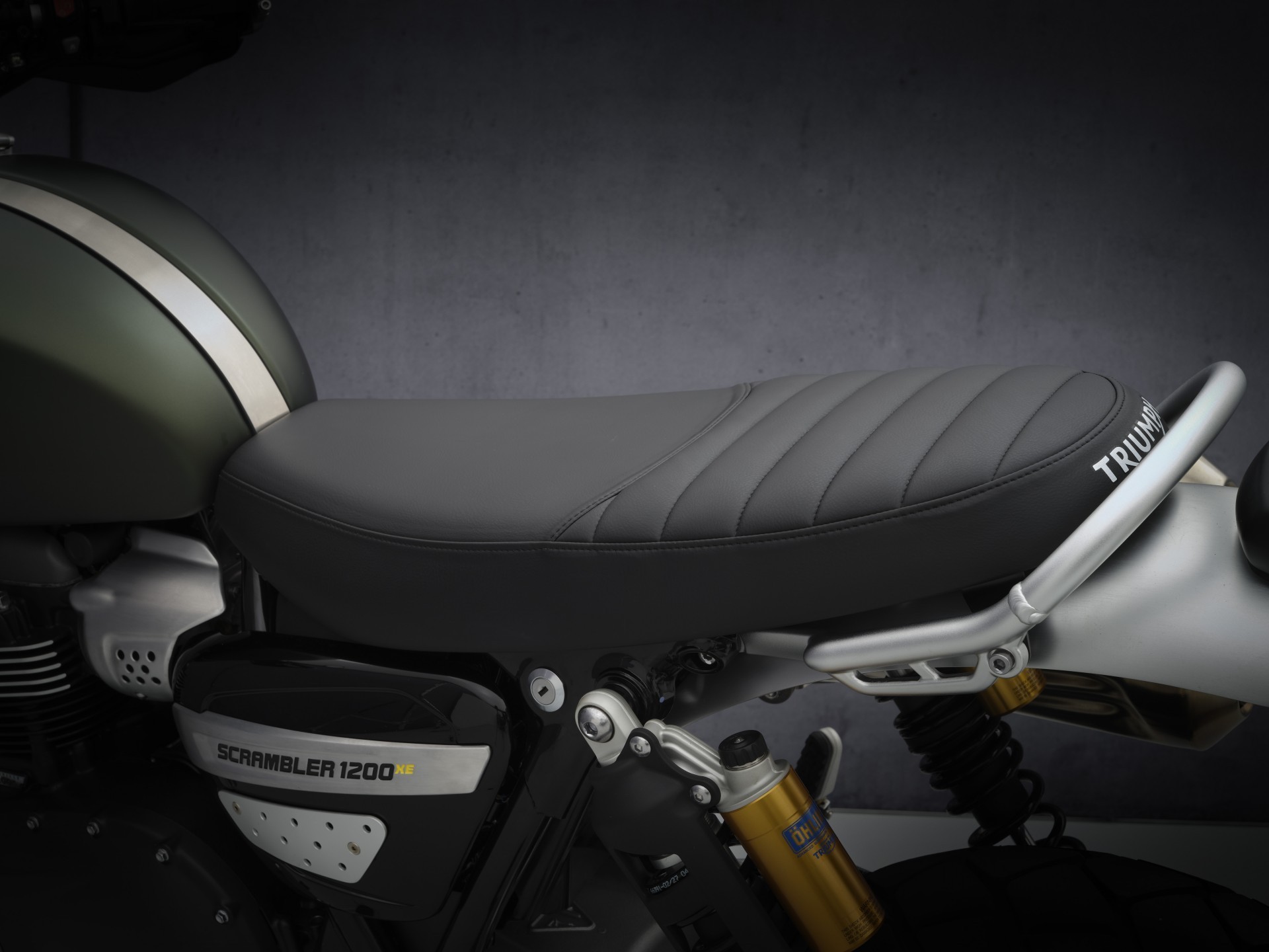 triumph scrambler 1200 verde foto in studio particolare sella