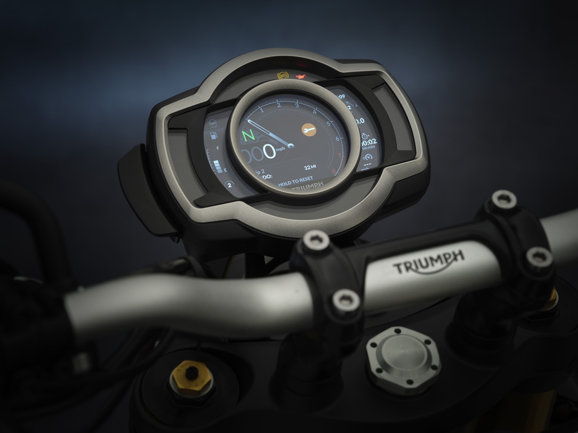 triumph scrambler 1200 verde foto in studio particolare strumentazione