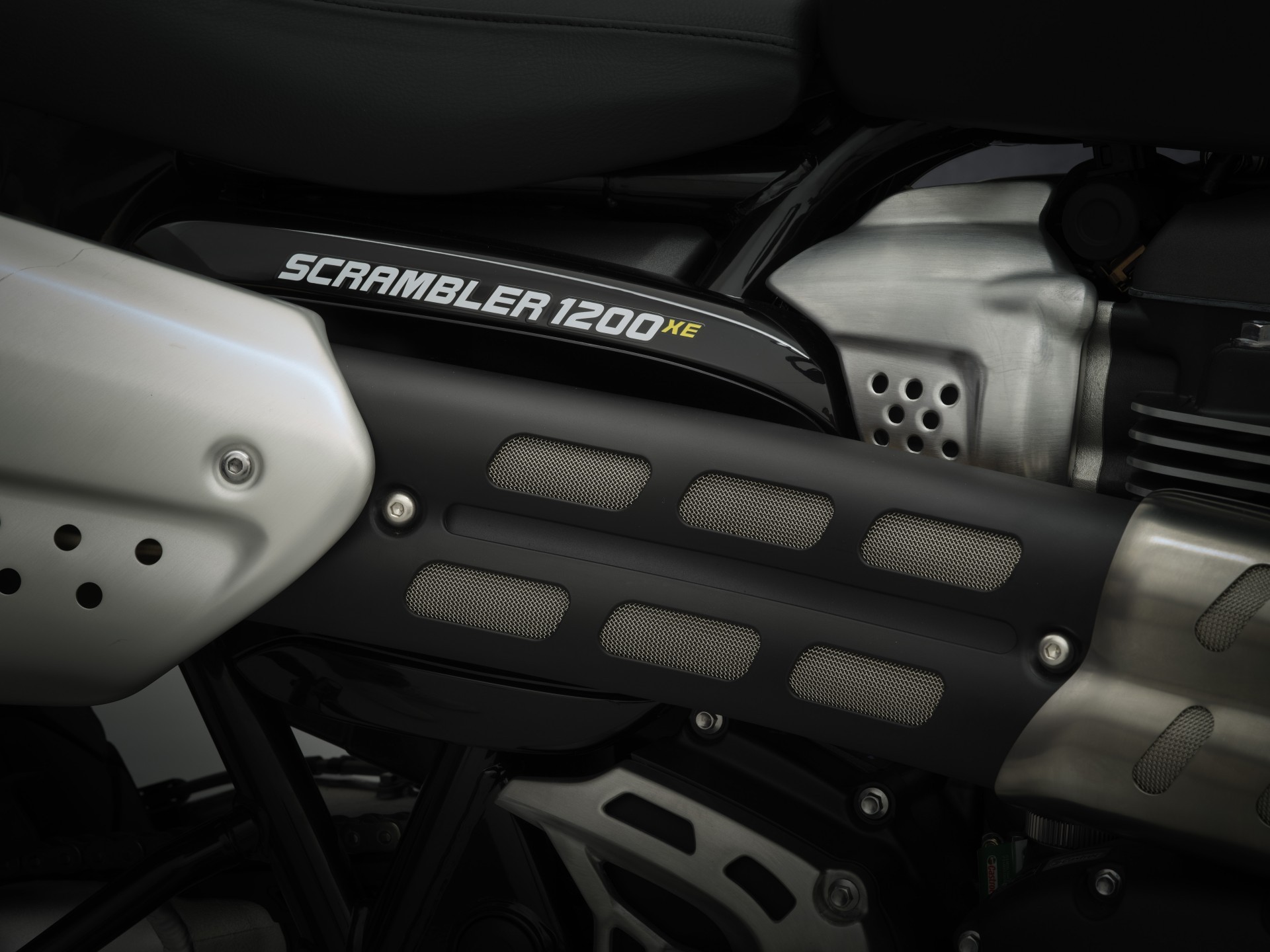 triumph scrambler 1200 verde foto in studio particolare scarico