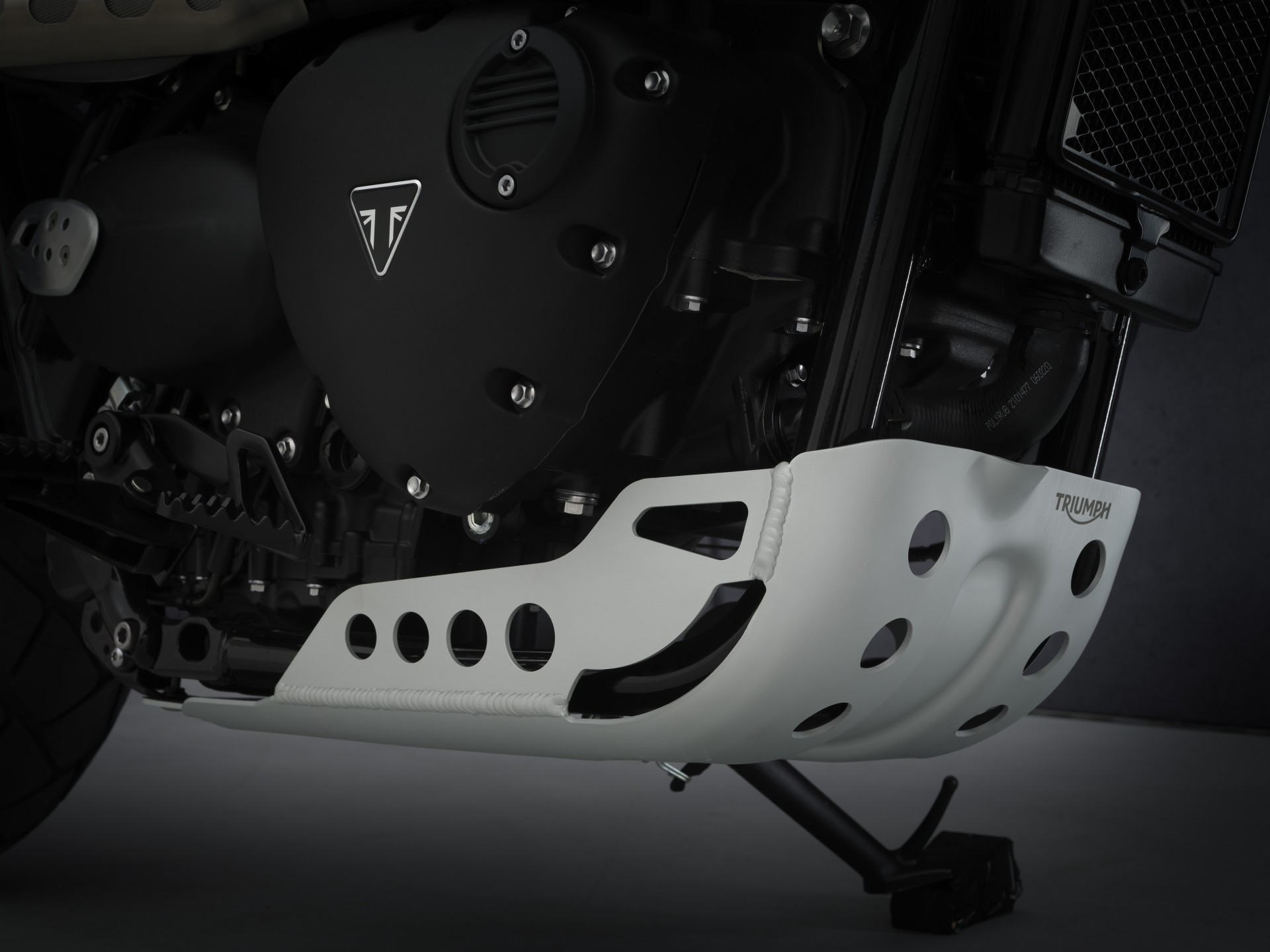 Triumph Street Scrambler sandstorm, limited edition, foto in studio, particolare protezione motore