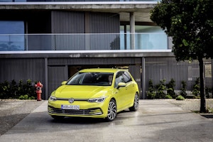 Nuova Volkswagen Golf 8 color oro, vista anteriormente per intero