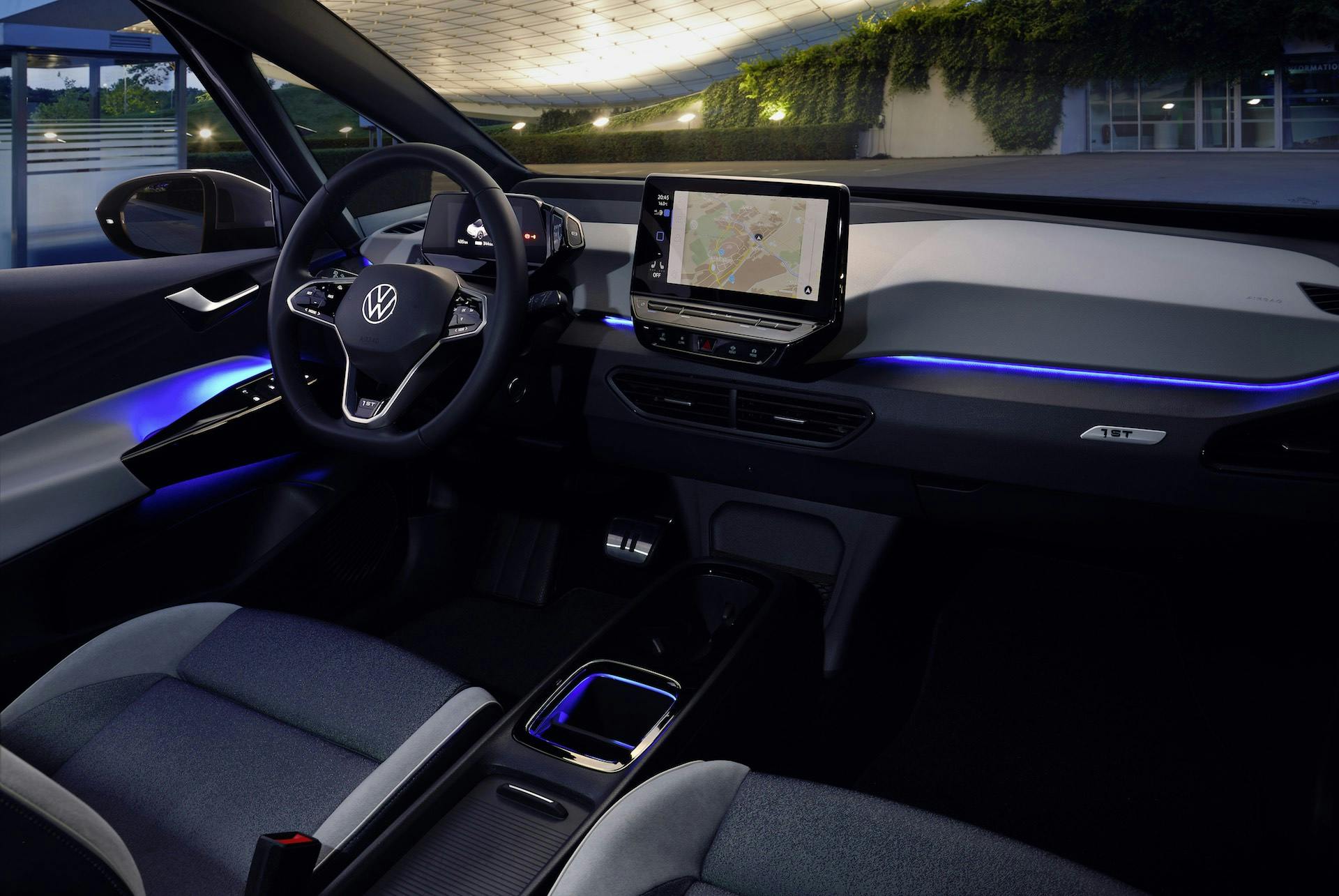 Volkswagen ID.3 - vista dell'abitacolo illuminato da led di cortesia blu con un focus generale sul cruscotto