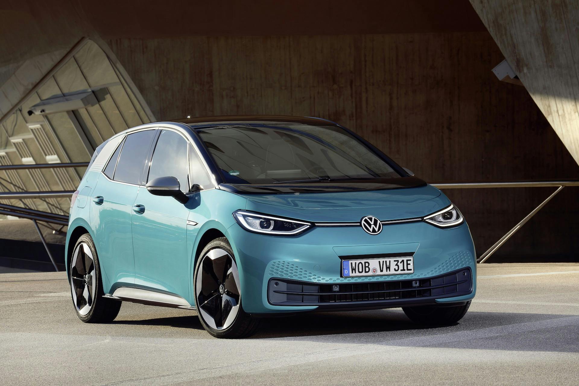 Volkswagen ID3 - 100% elettrica - in colorazione azzurro parcheggiata sulla banchina di un porto vista anteriormente per intero