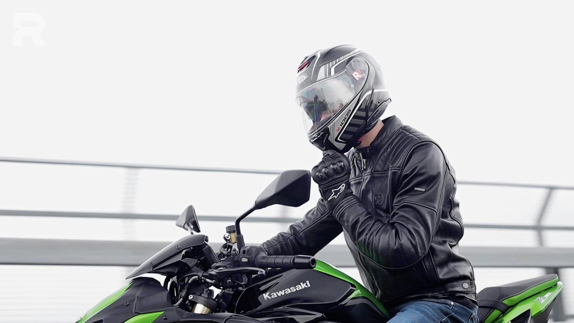 X-Lite X-1005 Ultra Carbon - apertura della mentoniera