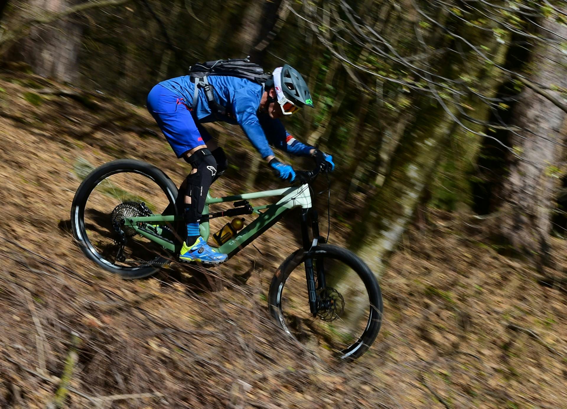 Canyon Torque:ON in azione in discesa nel bosco