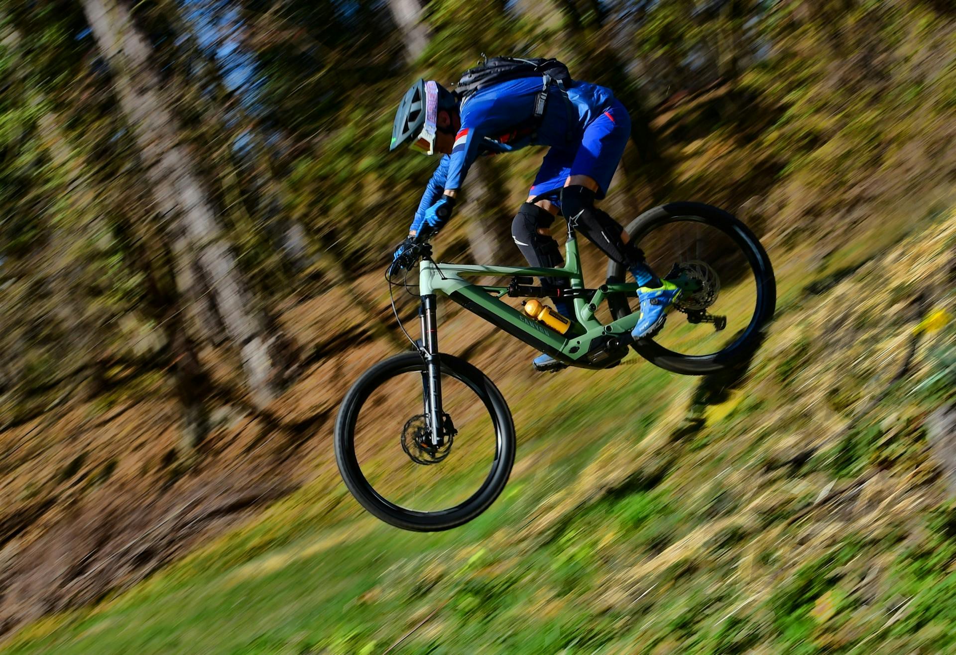 Canyon Torque:ON in azione in salto su prato