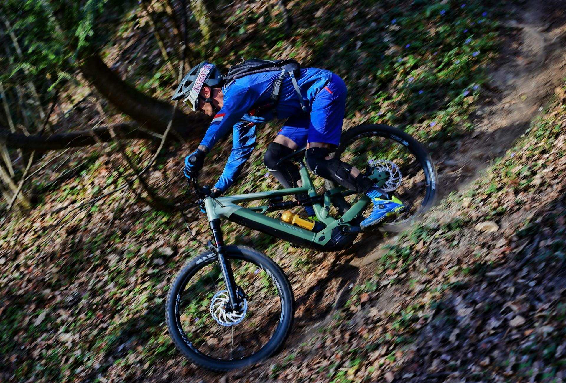 Canyon Torque:ON in azione in discesa nel bosco