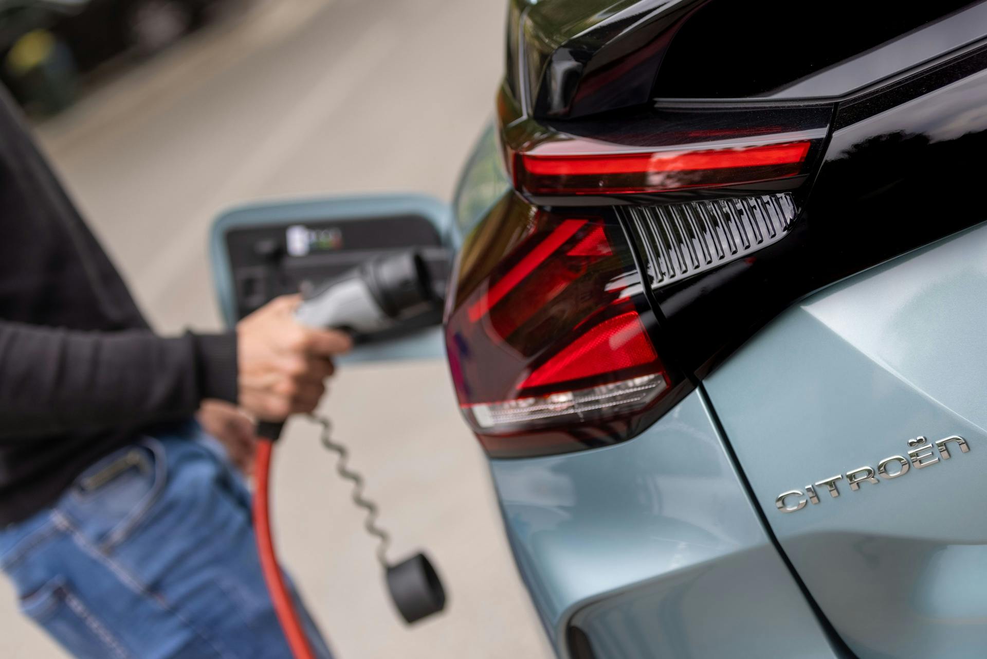 Citroën ë-C4 in procinto di essere ricaricata con l'apposito cavo