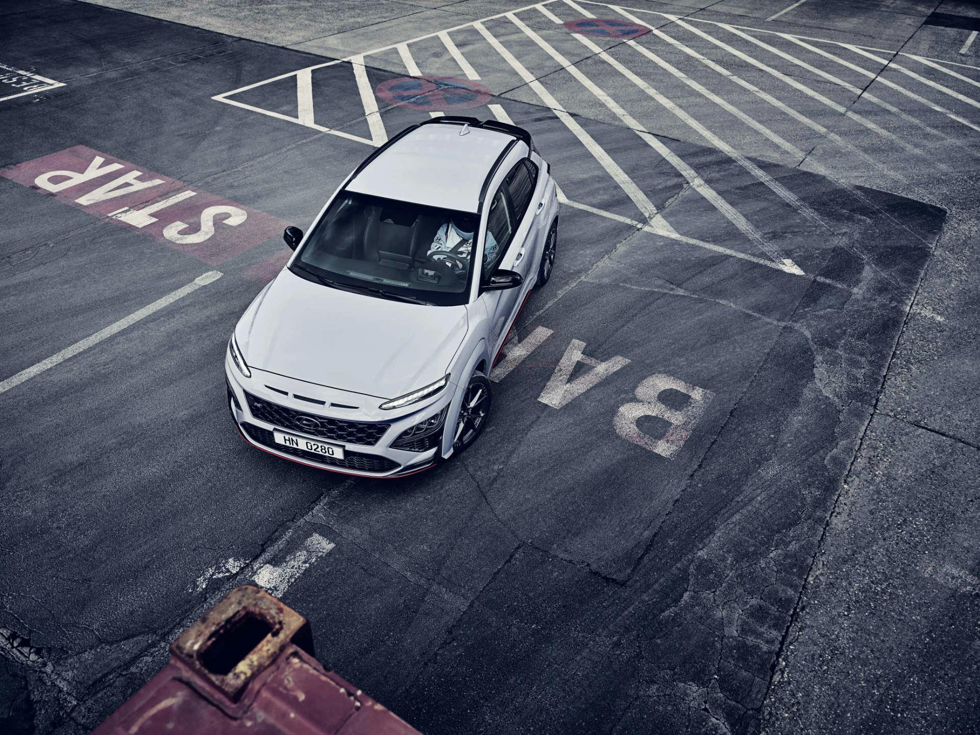 inquadratura dall'alto della nuova Hyundai Kona N Line ferma in un parcheggio