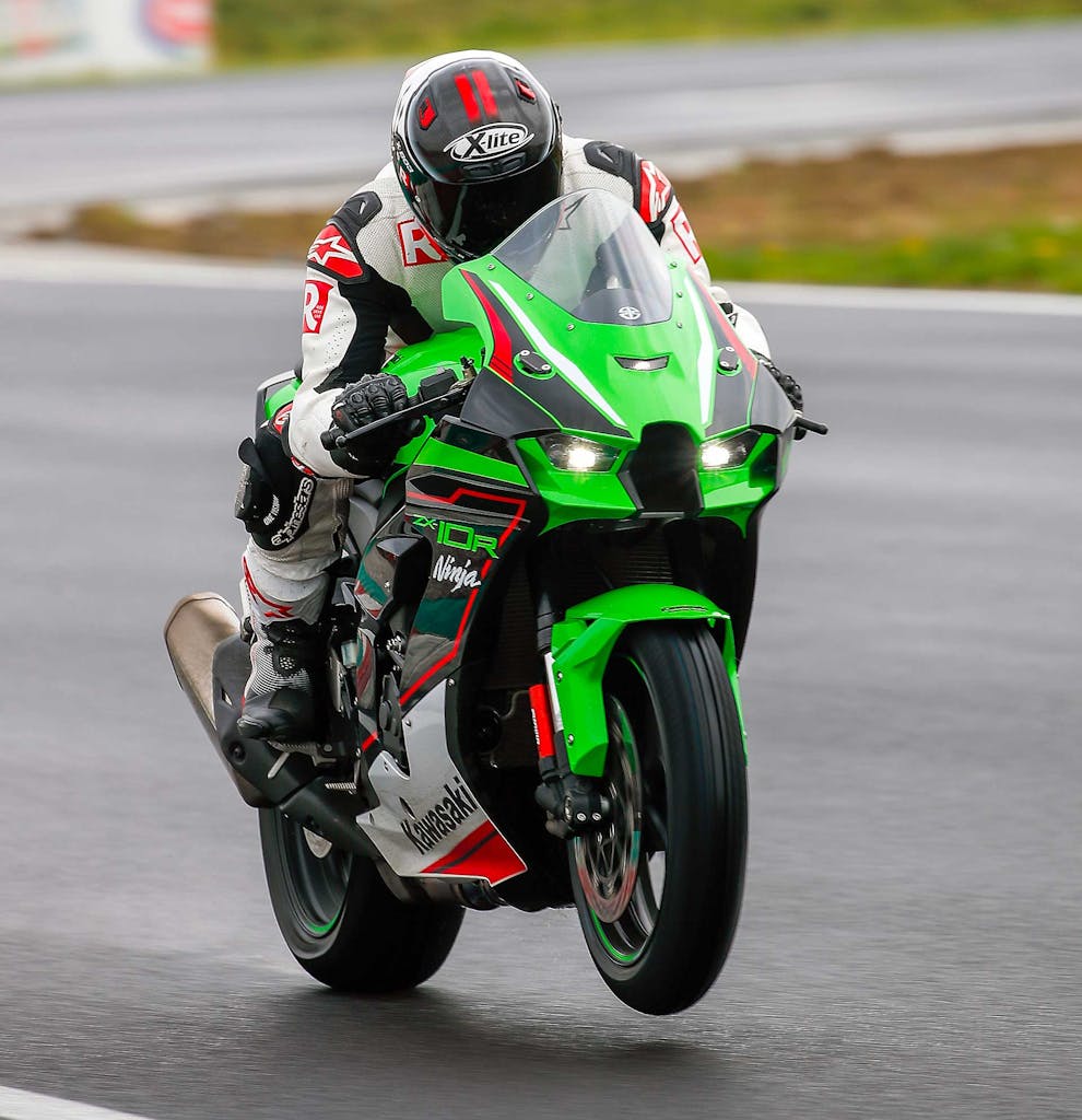 Kawasaki Ninja ZX-10R 2021 impennata in pista