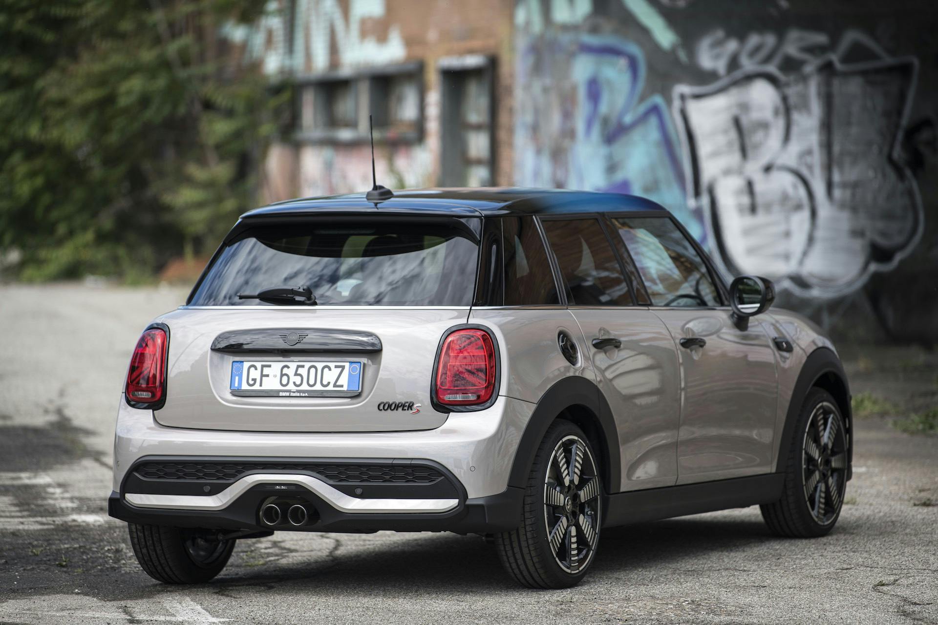 Vista posteriore della versione 2021 di Mini Cooper S 5 porte, color grigio in ambiente urbano