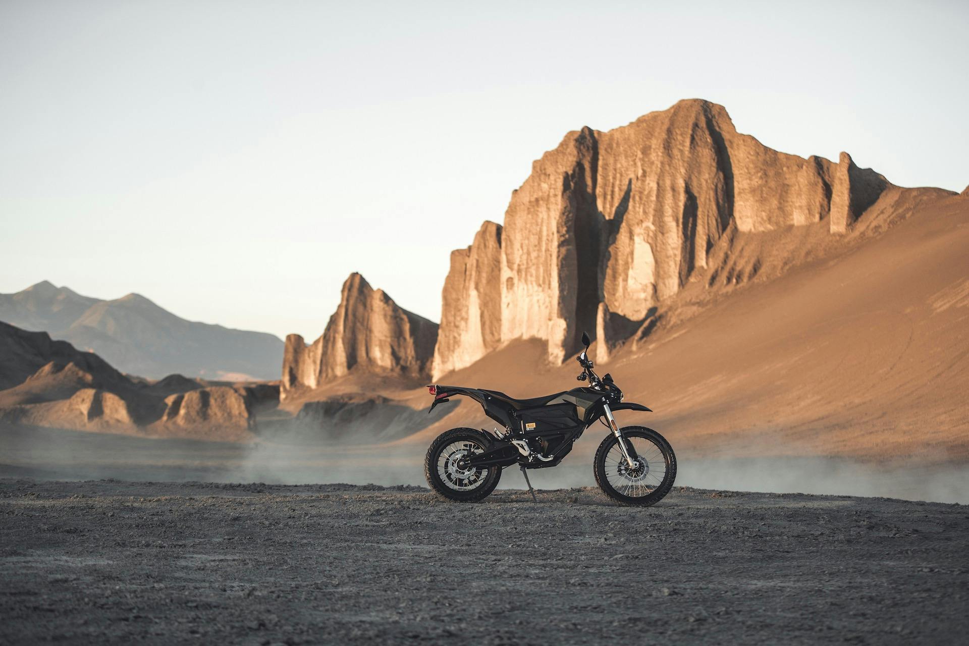 Moto elettrica Zero Motorcylces FX su cavalletto. Deserto roccioso sullo sfondo