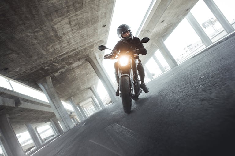 Zero Motorcycles SR/F in piega su asfalto.