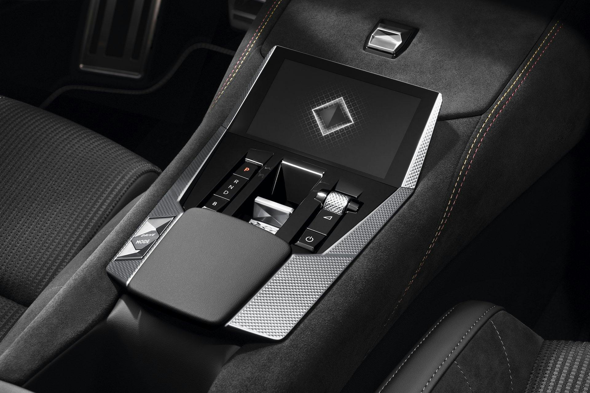 Dettaglio del tunnel centrale di DS4 con un focus su paddle del cambio automatico e touchpad dedicato all'infotainment