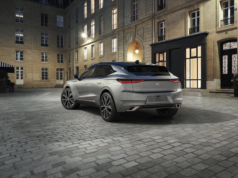 Vista posteriore di DS4 in ambiente urbano notturno, con illuminazione artificiale