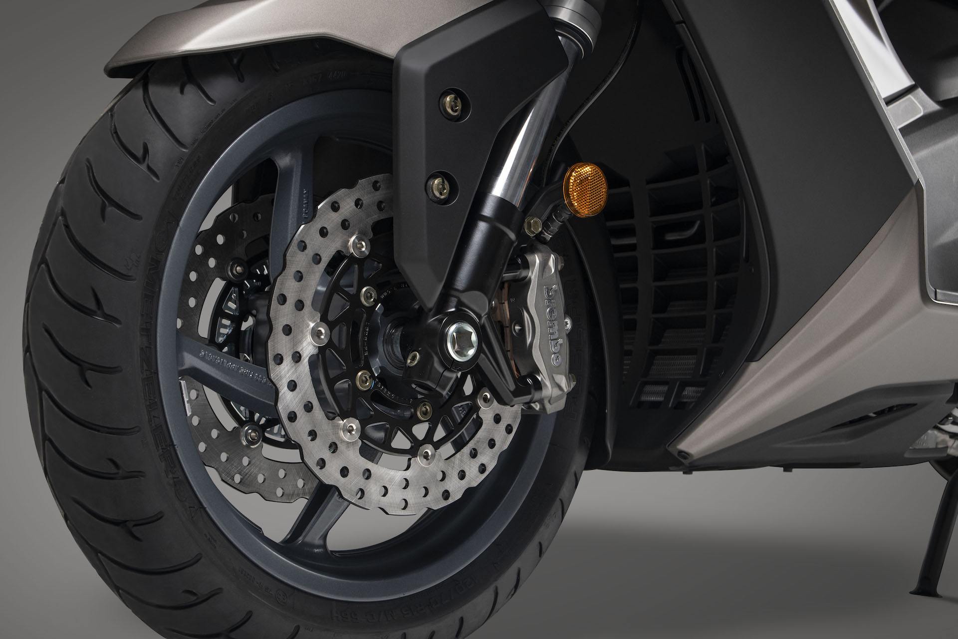 Kymco AK 550 ETS particolare Impianto frenante