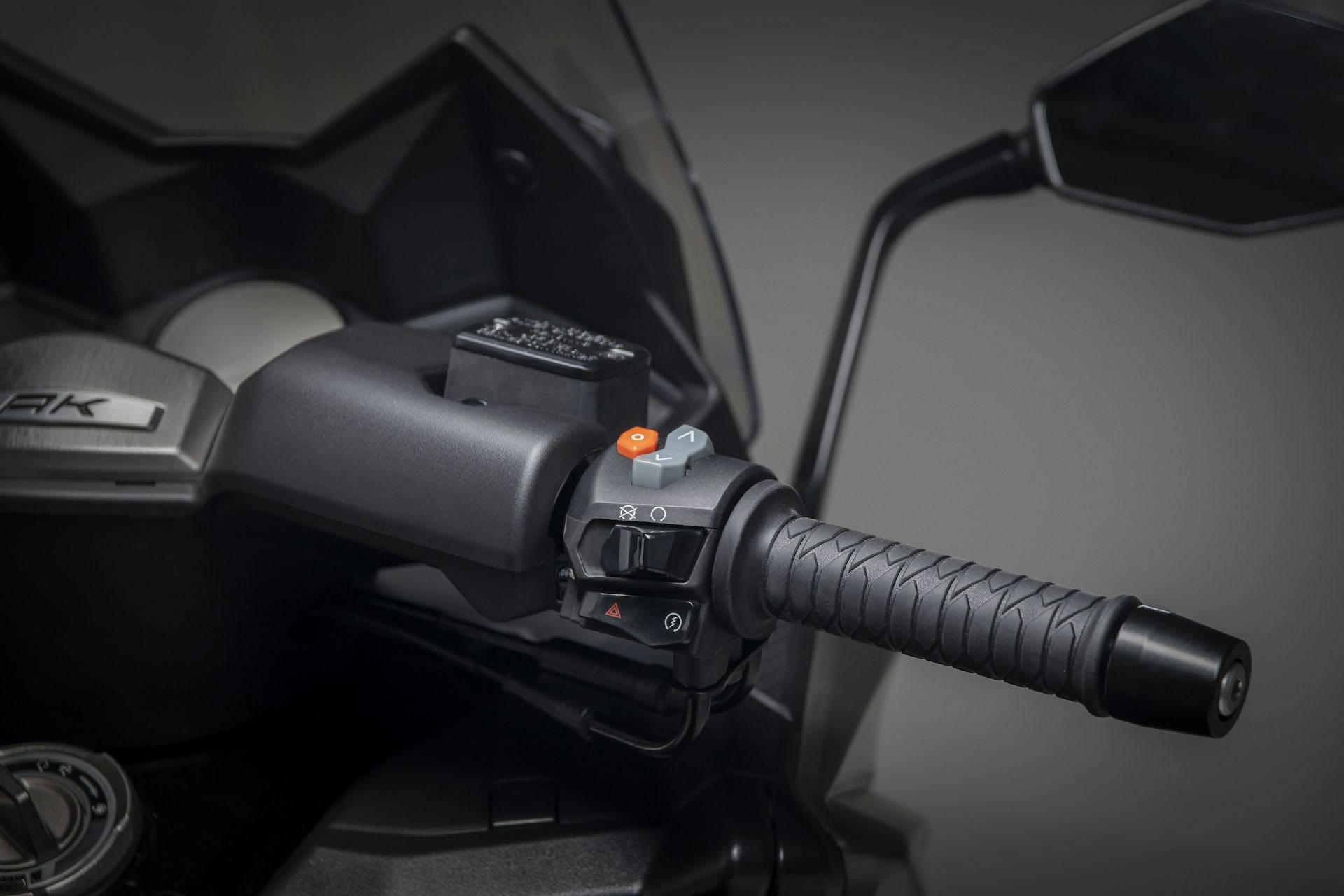 Kymco AK 550 ETS particolare comando ride by wire