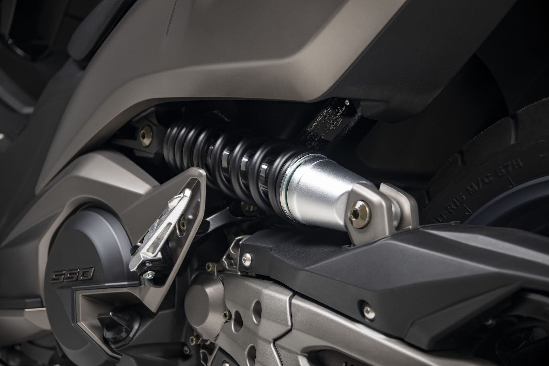 Kymco AK 550 ETS particolare monoammortizzatore