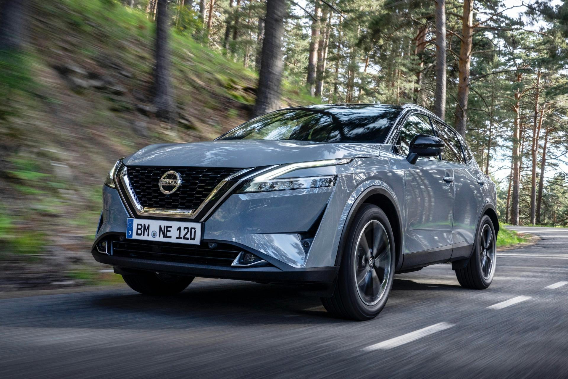 Nissan Qashqai 2022 grigia movimento