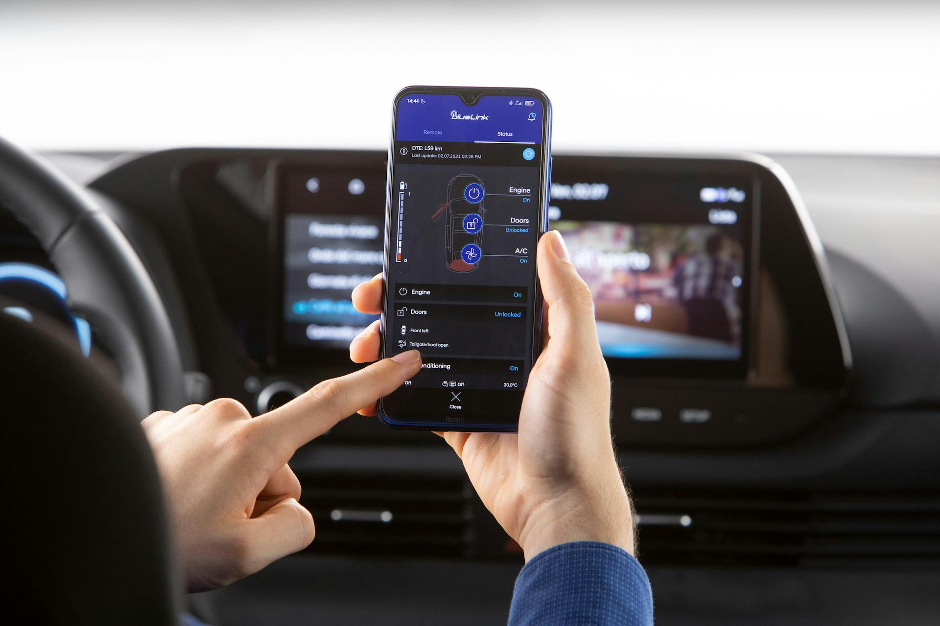 Passegero a bordo di Hyundai Bayon mentre utilizza l'app Blue Link tramite smartphone