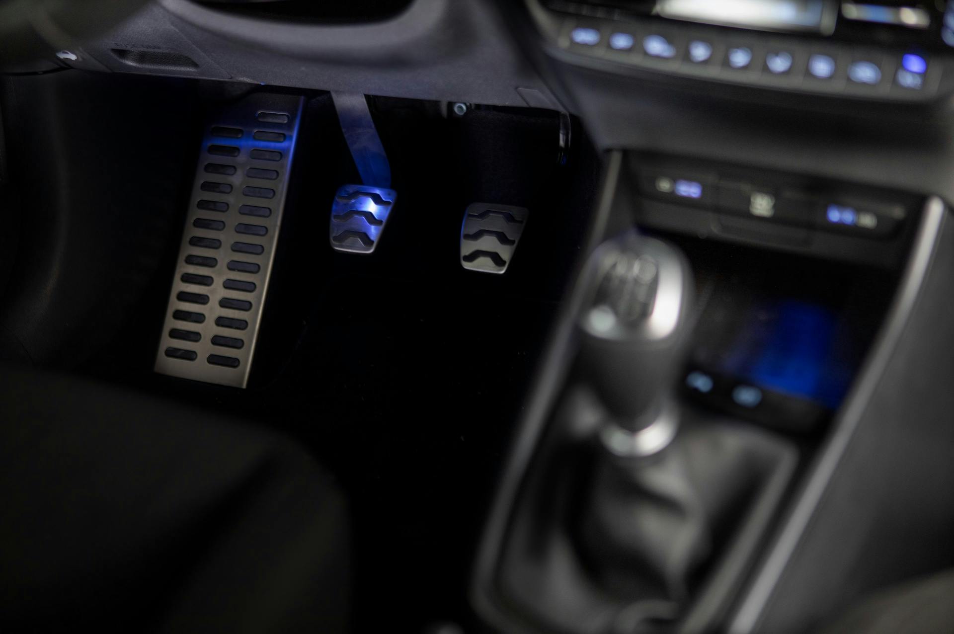 Dettaglio di pedaliera e cambio (manuale) di Hyundai Bayon