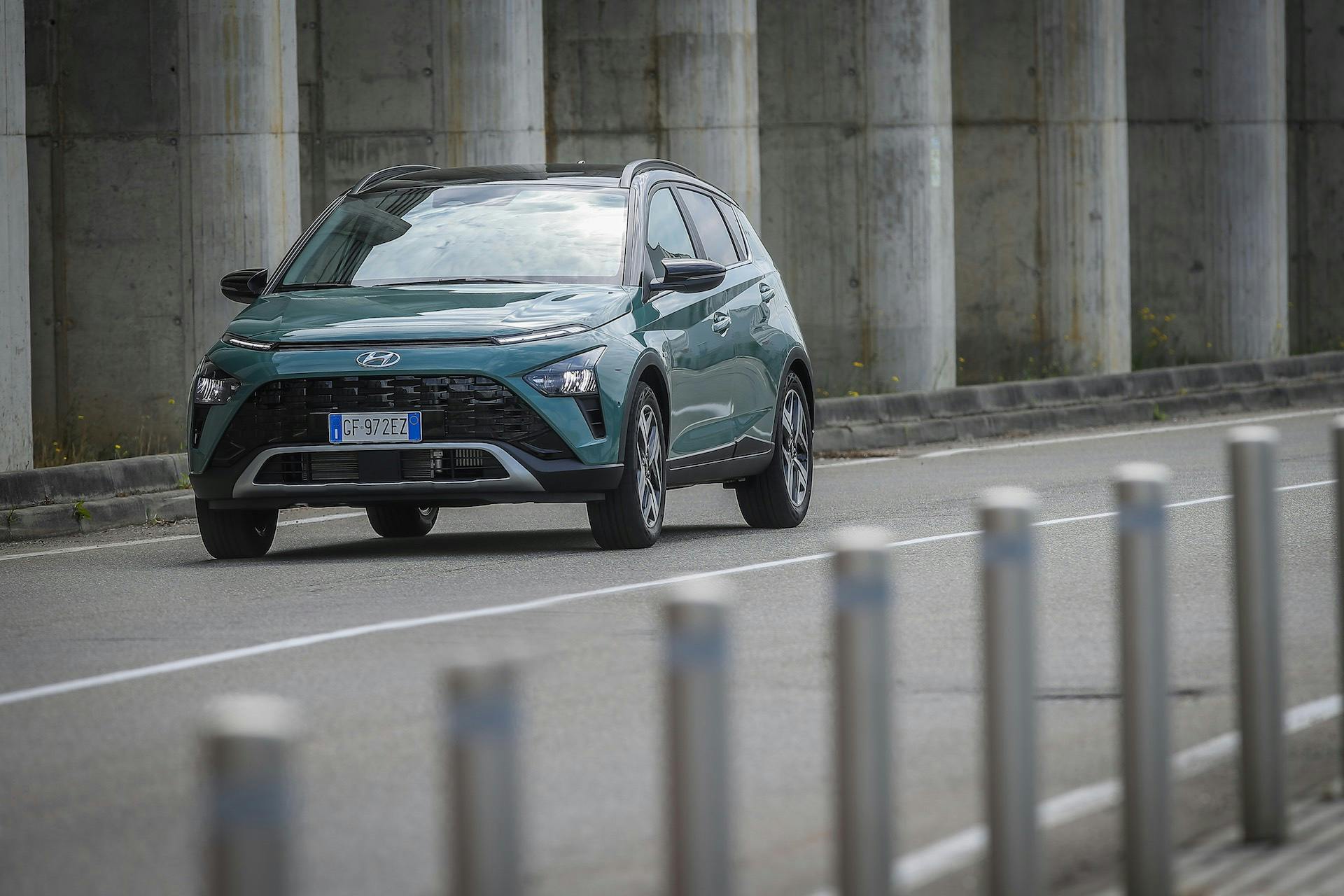 Hyundai BAYON, foto dinamica vista anteriormente in un contesto urbano