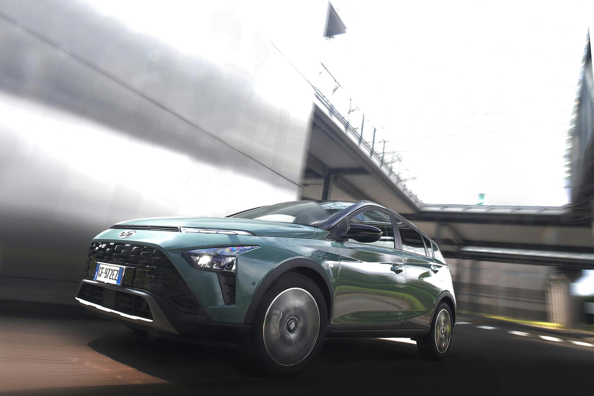 Ripresa bassa anteriore di Hyundai Bayon in movimento