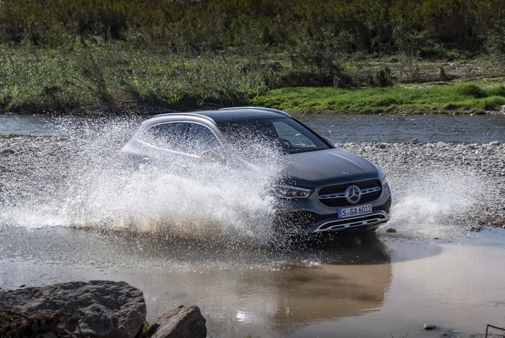 Mercedes GLA attraversamento guado