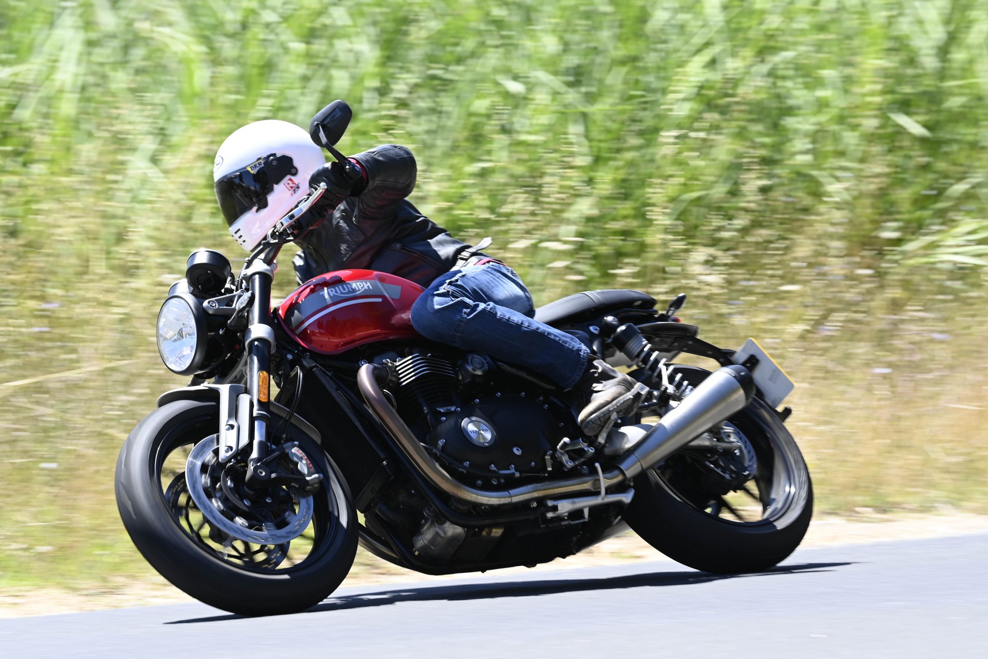 Triumph Speed Twin 2021 foto movimento laterale in curva