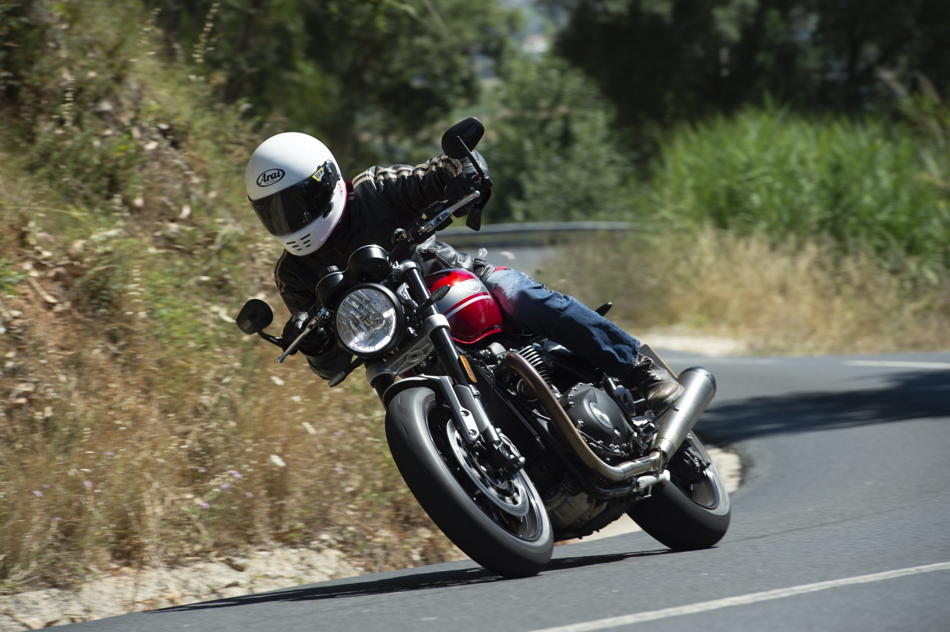 Triumph Speed Twin 2021 foto movimento frontale in curva