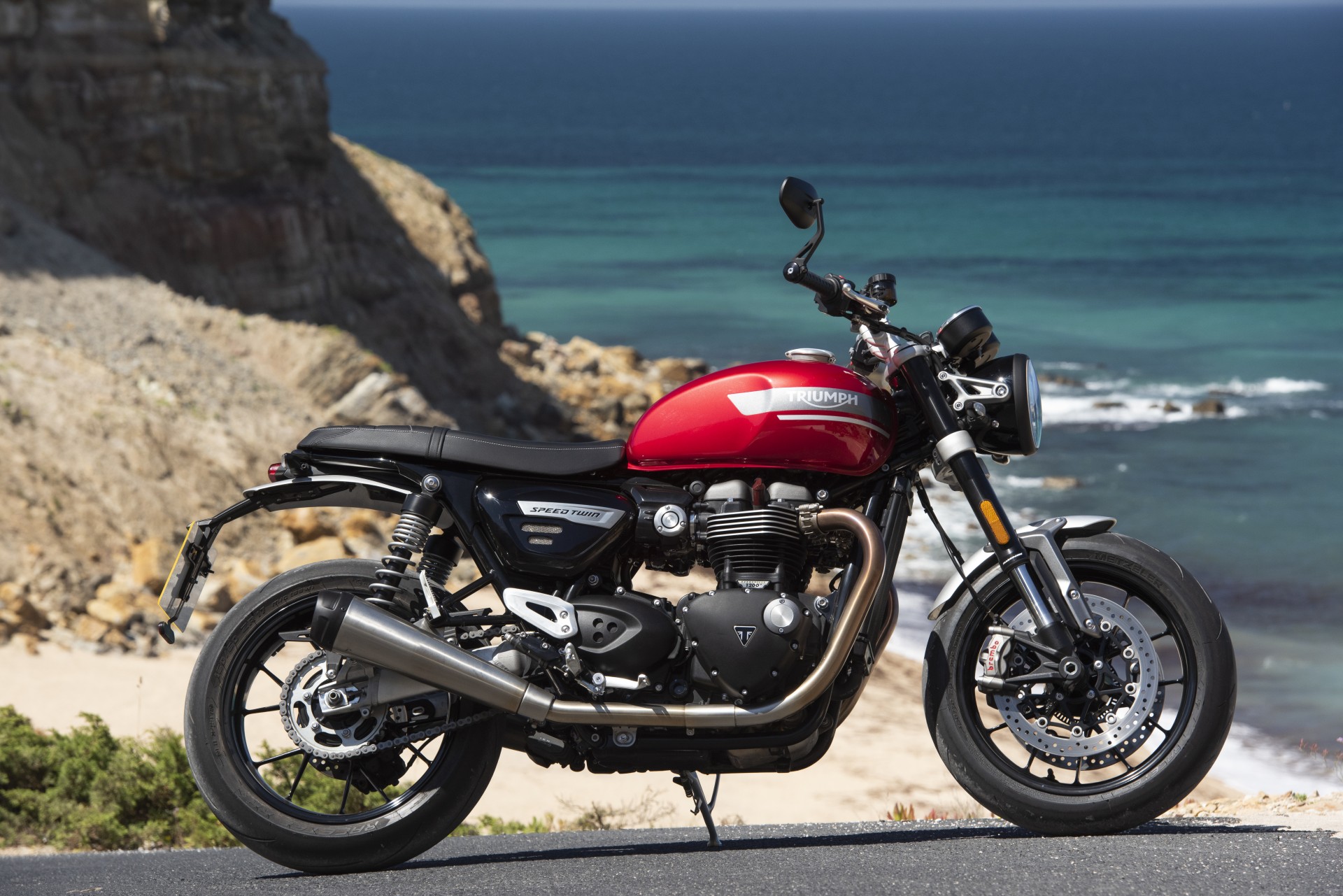 Triumph Speed Twin 2021 foto statica laterale in esterni