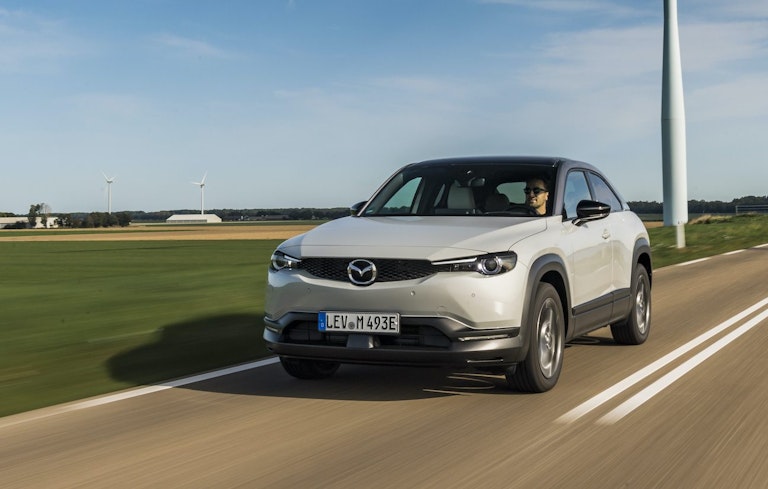 test Mazda elettrica vista tre quarti frontale